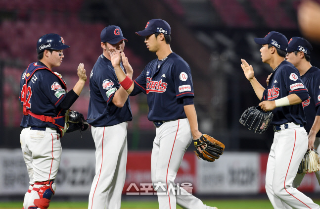 [포토]승리의 하이파이브를 나누는 롯데, 3연패 탈출