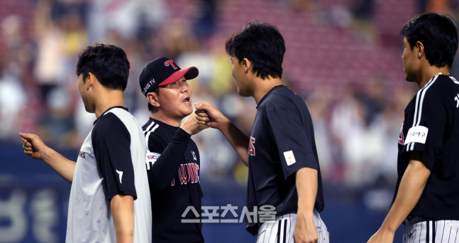 [포토] LG 류지현 감독 '5년만에 두산을 스윕했어'
