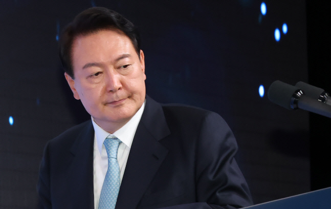 연단 향하는 윤석열 대통령