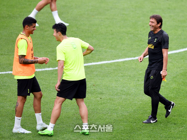 [포토] 손흥민, 로메로와 장난끼 발동... 흐믓한 콘테 감독