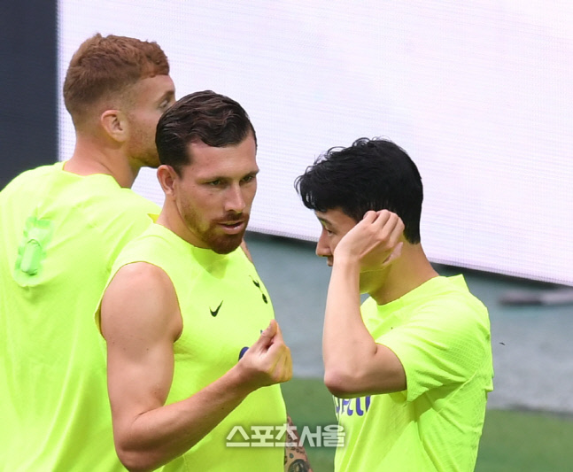 [포토] 호이비에르, 손흥민에 하트(?)