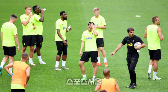 [포토] 훈련 지시하는 콘테 감독