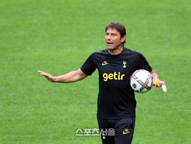 [포토] 전술 지시하는 토트넘 콘테 감독