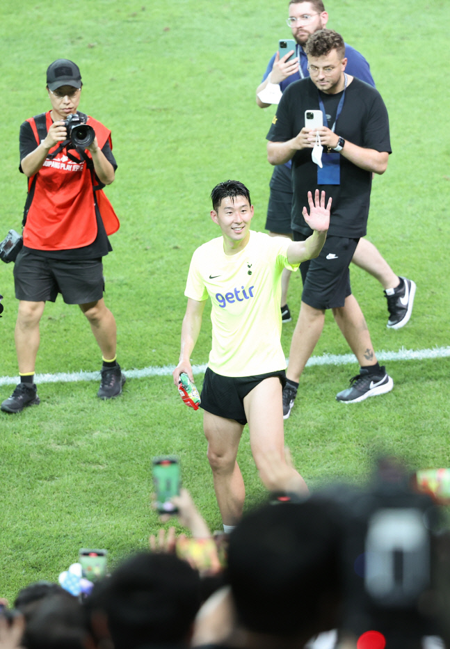 손흥민 \'팬이 준 과자 들고\'