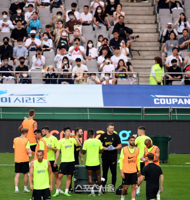 '케인 구역질-손흥민 실신' 콘테의 고강도 서울 체력훈련, 英 언론도 주목