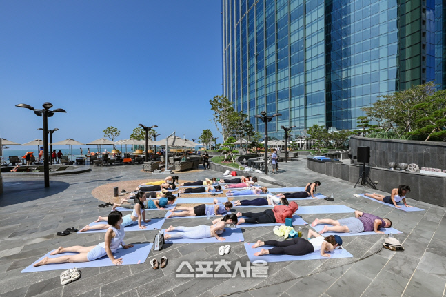 [사진자료] 대규모 요가 행사 웨이크업 리트릿_야외 풀데크 1