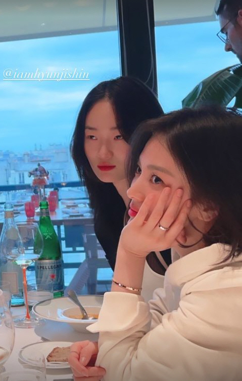 송혜교, 파리서 '찐친' 만났네..시티뷰 레스토랑 데이트[★SNS]