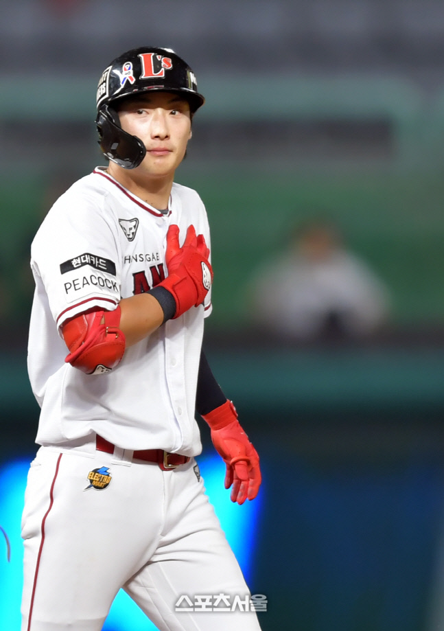 '가슴을 쓱 문대며' 6회말 동점타 최지훈[포토]