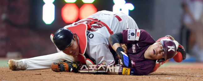 '충돌피하다 결국 태그아웃' 이지영[포토]