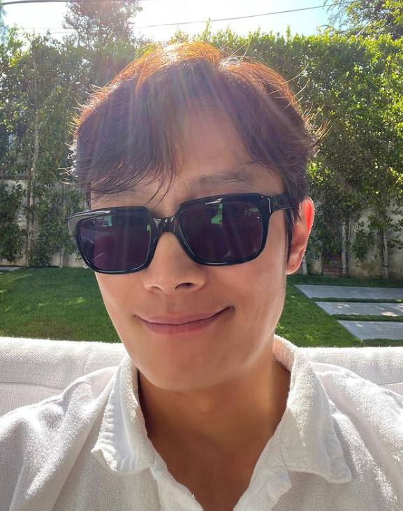 이병헌 '사실주의' 셀카에 "셀카는 안되겠어" 댓글 저격수 ♥이민정 등판