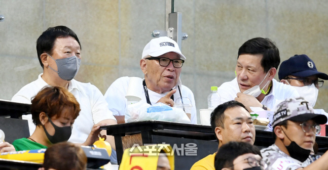 [포토] 허구연 총재, 선동열-김응용 전 감독과 진지한 이야기