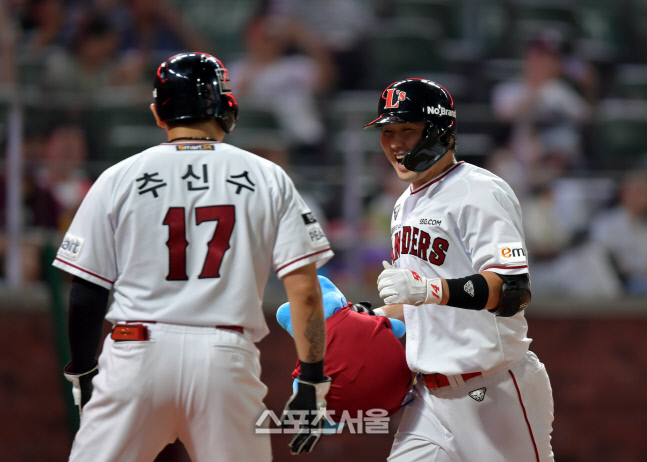 \'환호성 터트리며 직진\' 역전 3점홈런 최정[포토]