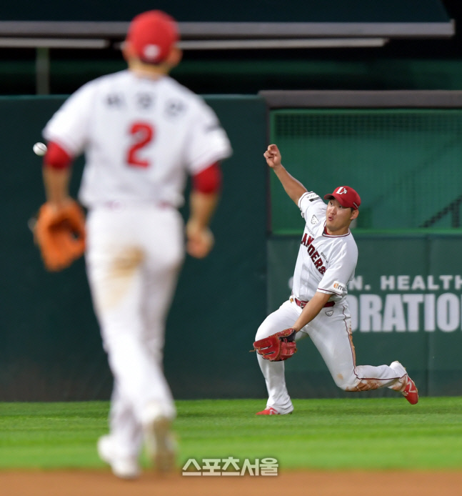 8회초 김혜성 타구 슬라이딩 캐치 시도 하재훈[포토]