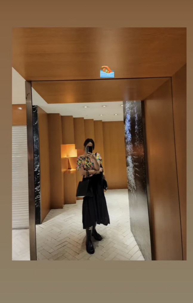 '이영돈♥' 황정음, 화려한 꽃무늬 패션에 C사 레인부츠 시선강탈[★SNS]