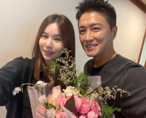 박시은♥진태현, 기부 카페 오픈 "수익금은 장애 아동에게"