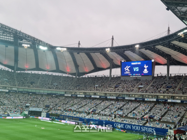 "손흥민·케인 보자" 계속된 폭우에도 우비 입고 상암 가득 메웠다[현장메모]