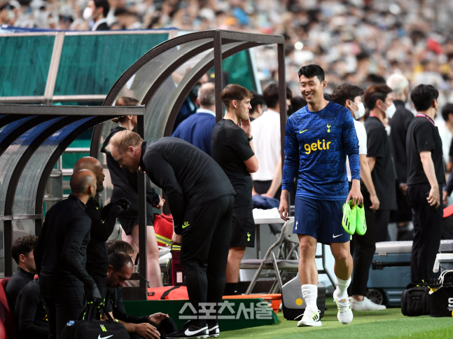 벤치에 있어도, 워밍업만 해도…가장 큰 박수·환호 받은 손·케 듀오와 콘테[현장메모]