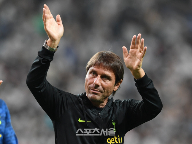 [포토]관중에게 인사흔 콘테 감독