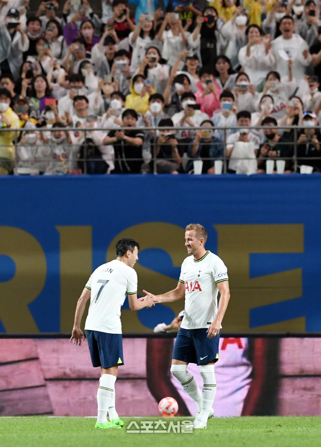 [포토]손흥민-케인, 팬들의 환호 속에...