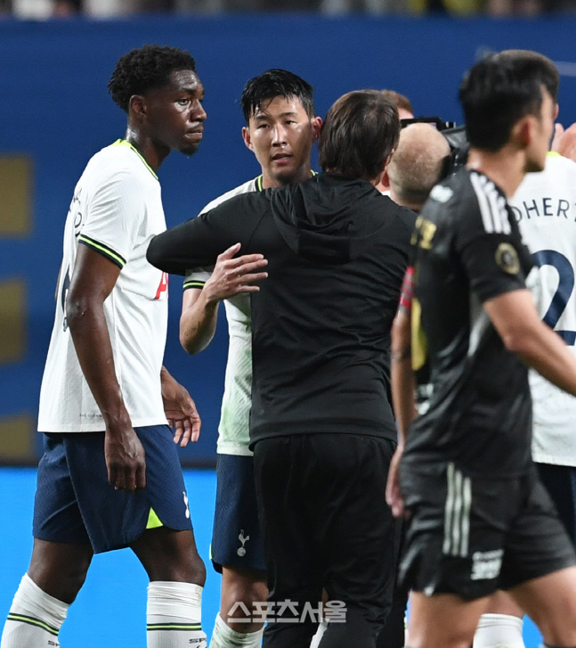 [포토]콘테 감독과 포옹을 나누는 손흥민