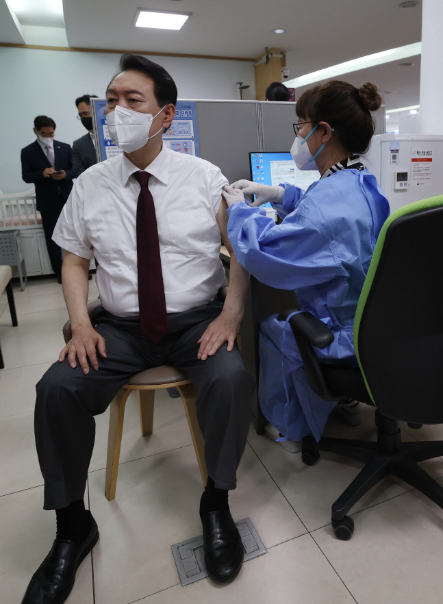 코로나19 백신 4차 접종하는 윤석열 대통령