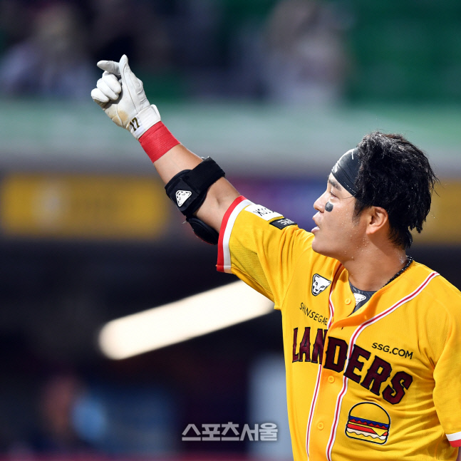 \'사랑해 여보\' 9회말 ^^2사 끝내기홈런 추신수[포토]