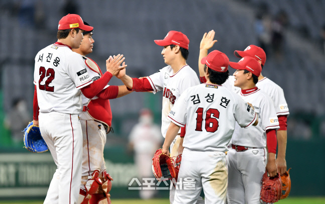 2위 키움에 역전승한 후 자축하는 SSG선수들[포토]