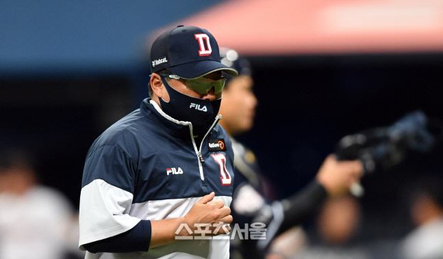 5회까지 무실점 행진 이영하 찾은 김태형 감독[포토]