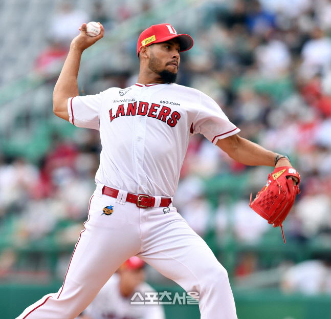 전반기 마지막 경기 등판한 폰트[포토]