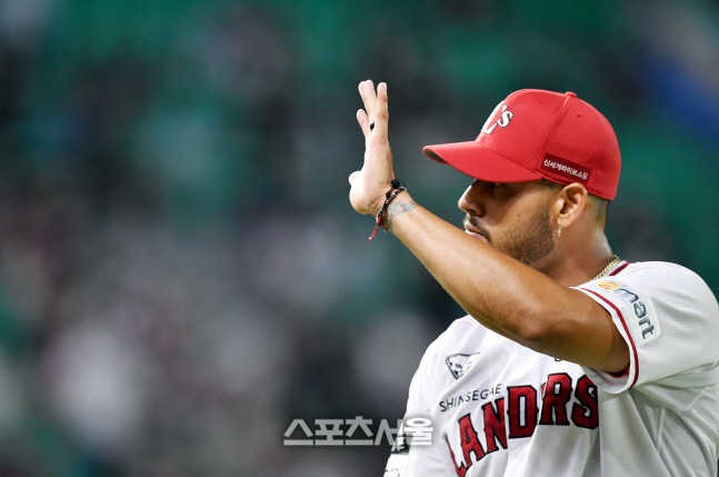 '관중석 누군가를 향해' 8회까지 1실점 폰트![포토]