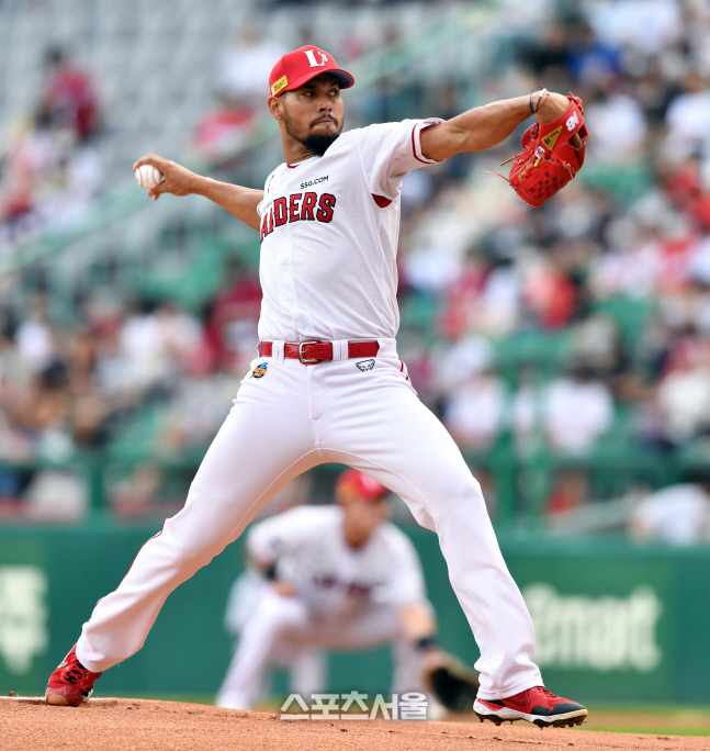 전반기 마지막 경기 등판한 폰트[포토]