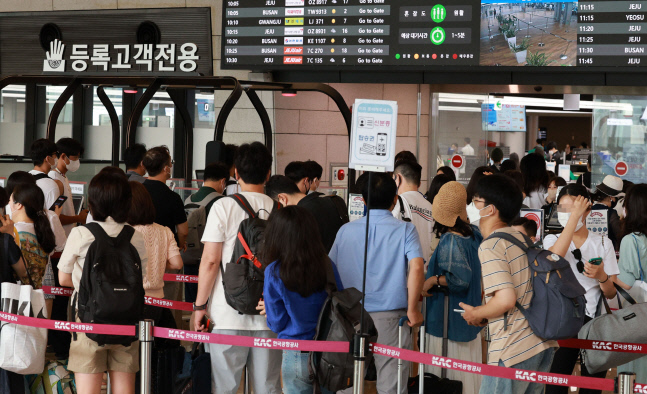 코로나19 확산세 속 붐비는 공항