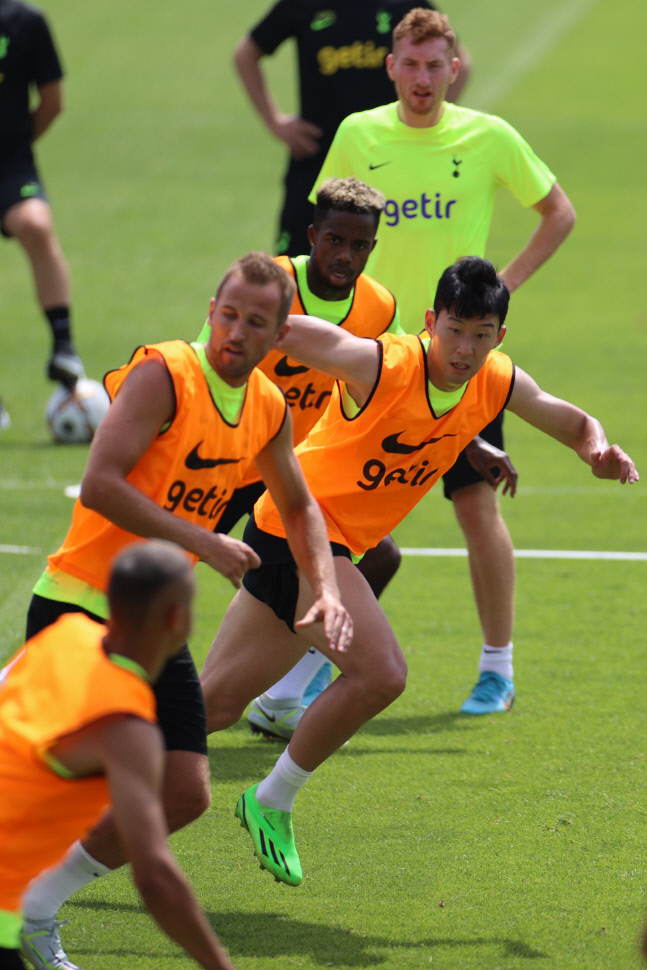 '츤데레 미소' 케인+'인기남' 콘테 …손흥민 초대 'K-갈비' 회식 다음 날, 팬 환호 속 토트넘 공개훈련 [SS현장]