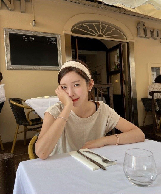 야옹이 작가, 프랑스도 반한 단아한 미모[★SNS]