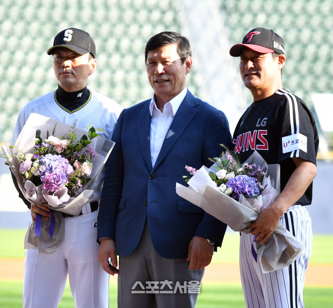 허구연KBO총재와 기념촬영하는 이종범, 박치왕 감독[포토]