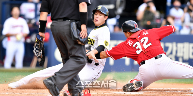 과감한 홈대시 나승엽, 여유있게 태그아웃[포토]