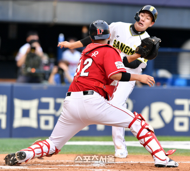 '무리한 주루는 아웃을 부릅니다!' 과감한 홈대시 나승엽[포토]