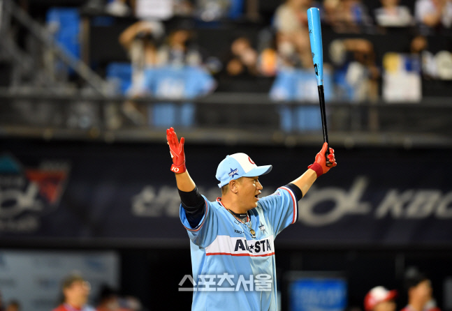 5번째 홈런 확인하며, 이대호 은퇴선물 홈런레이스 우승 득템[포토]