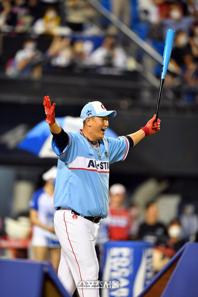 은퇴 안해도 될듯, 이대호 은퇴선물 홈런레이스 우승 득템[포토]