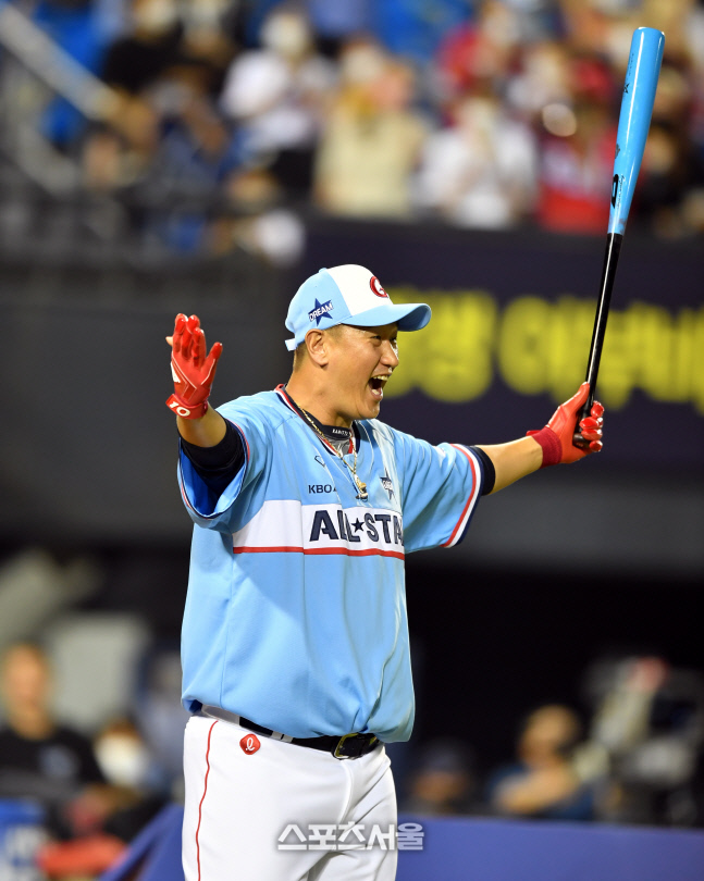 은퇴 안해도 될듯, 이대호 은퇴선물 홈런레이스 우승 득템[포토]