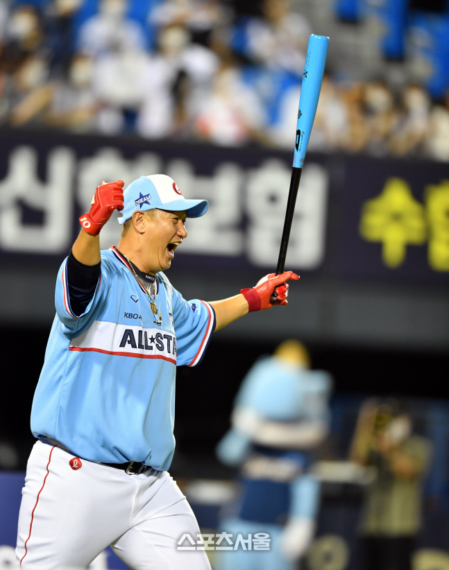 은퇴 안해도 될듯, 이대호 은퇴선물 홈런레이스 우승 득템[포토]