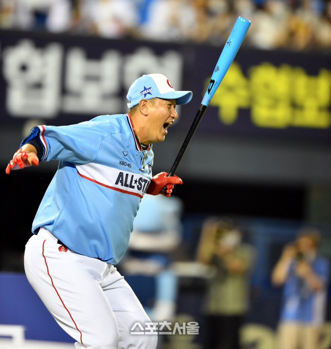 세상을 다 가진듯, 이대호 은퇴선물 홈런레이스 우승 득템[포토]