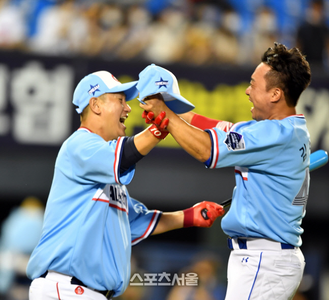 김태군과 날아오른 이대호, 은퇴선물 홈런레이스 우승 선물[포토]