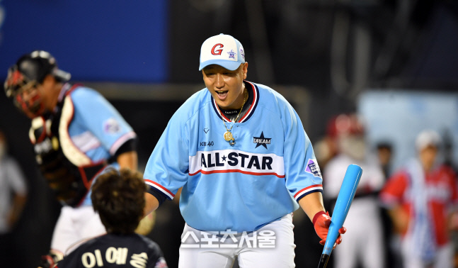 '아들 어여 온나!' 홈런레이스 우승 이대호[포토]