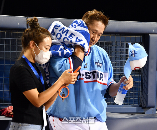 이대호 희소식 알리느라 바쁜 아내 신혜정[포토]