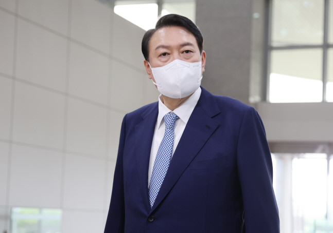 尹 40년지기 친구 아들 2명 나란히 대통령실 근무, 또또 사적채용 논란