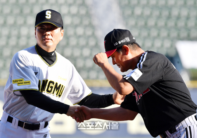 악수 나누는 박치왕 감독과 이종범 감독[포토]
