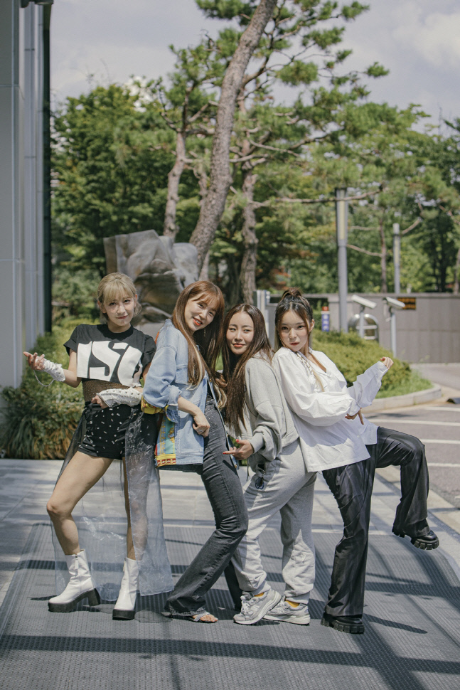 WSG워너비 각양각색 출근길 사진 공개...윤은혜 '롱 다리'눈길