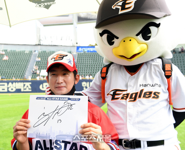 [포토] 한화 최재훈 \'사인 들고 포즈\'