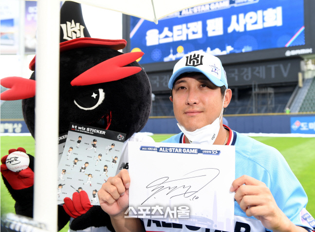 [포토] KT 황재균 '사인 들고 미소'
